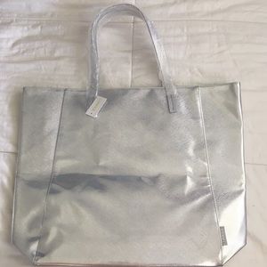 💫NWT Silver Clinique purse 👜